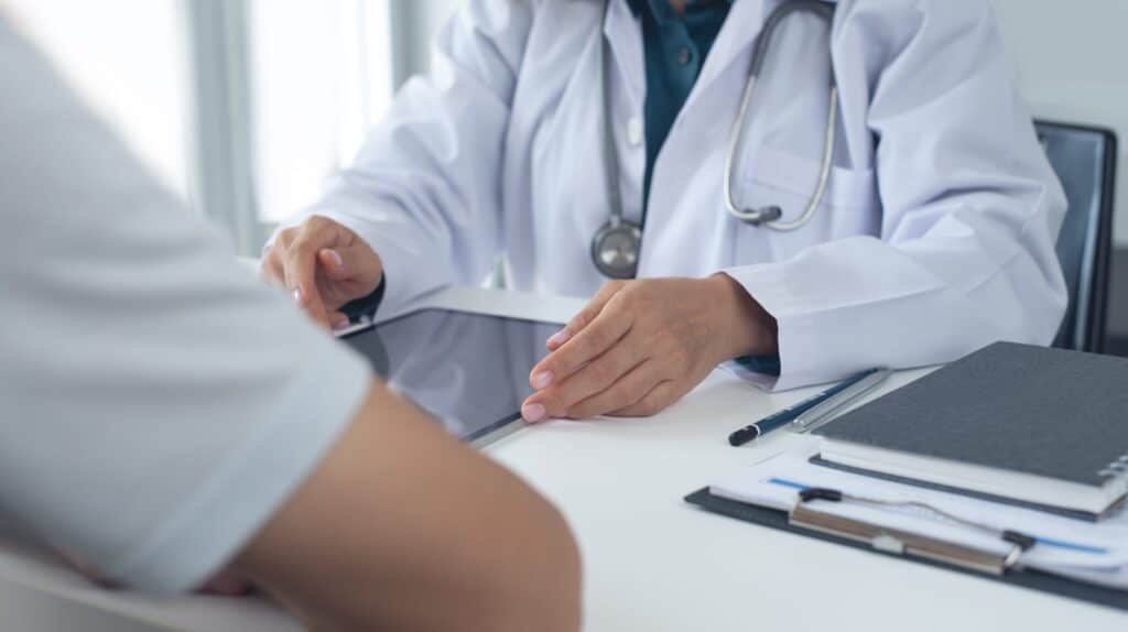 A doctor explaining the benefits of undertaking BPC-157 therapy in Bangkok.