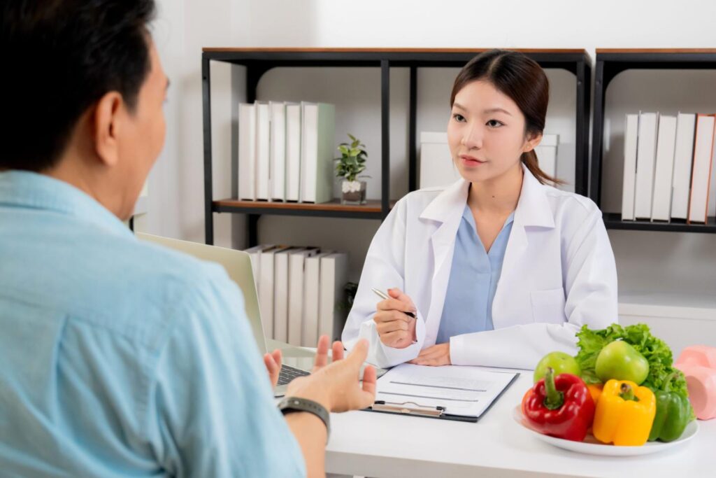 A doctor discussing a personalized plan on how to lose weight with a patient.