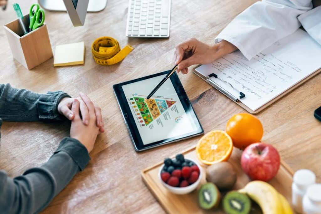 Doctor guiding a patient on what to eat as part of a yo-yo dieting plan
