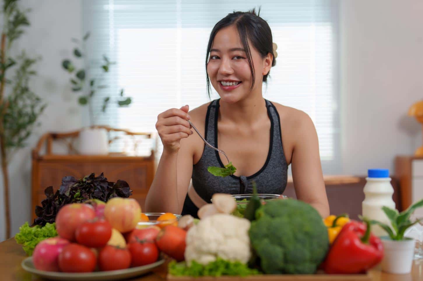 A woman having a balanced meal, one of the practical foundations for how to lose weight sustainably.