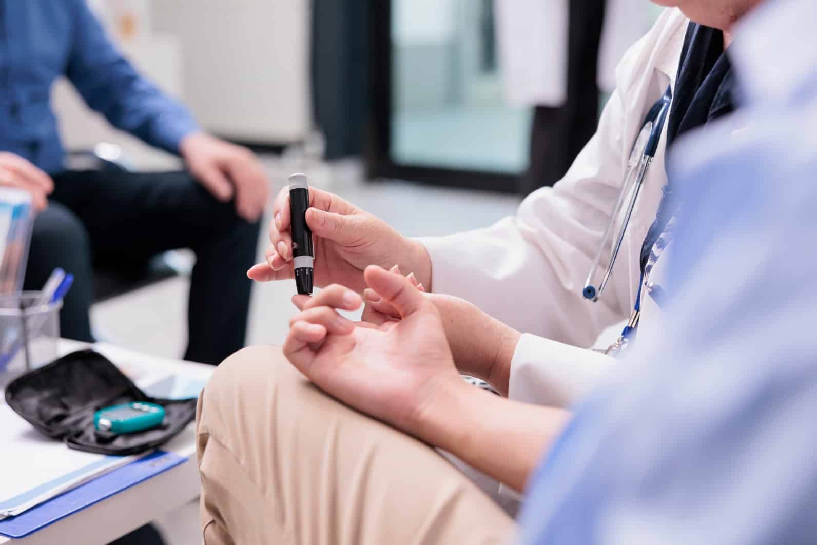 A doctor measuring a patient’s insulin levels as part of outlining a diabetes treatment plan.