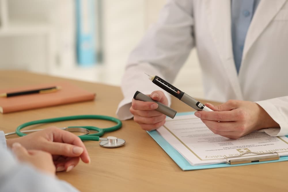 A doctor providing a private consultation before MOTS-c peptide therapy in Bangkok.